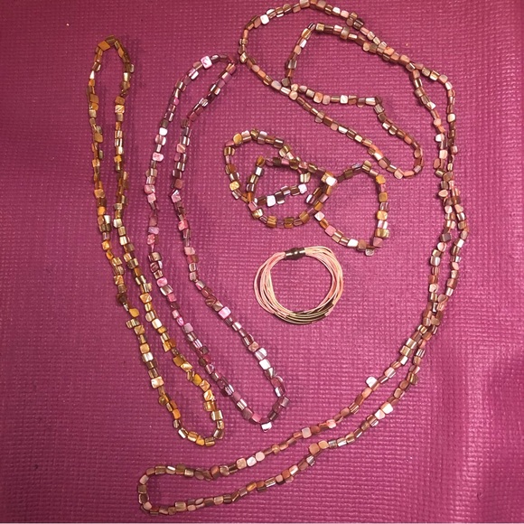 🌸 7 Piece Necklace & Bracelet Set 🌸 - Picture 2 of 14